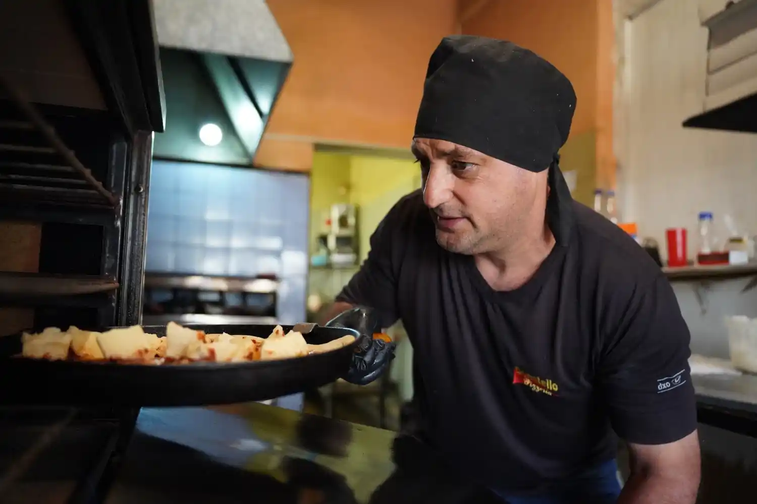 La historia de Javier Aichino, el pizzero que nunca olvidó sus orígenes