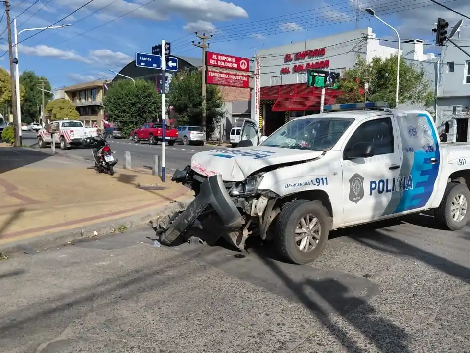 La unidad policial fue la más afectada, con destrozos considerables en el tren delantero.