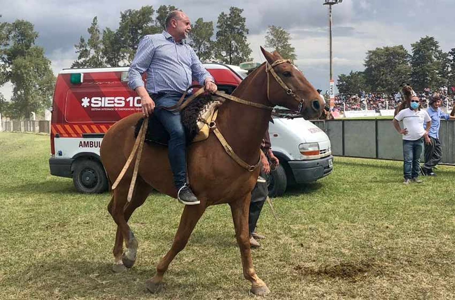 Perotti se animó a andar en caballo en el Festival de Jineteada y Folklore de San Justo