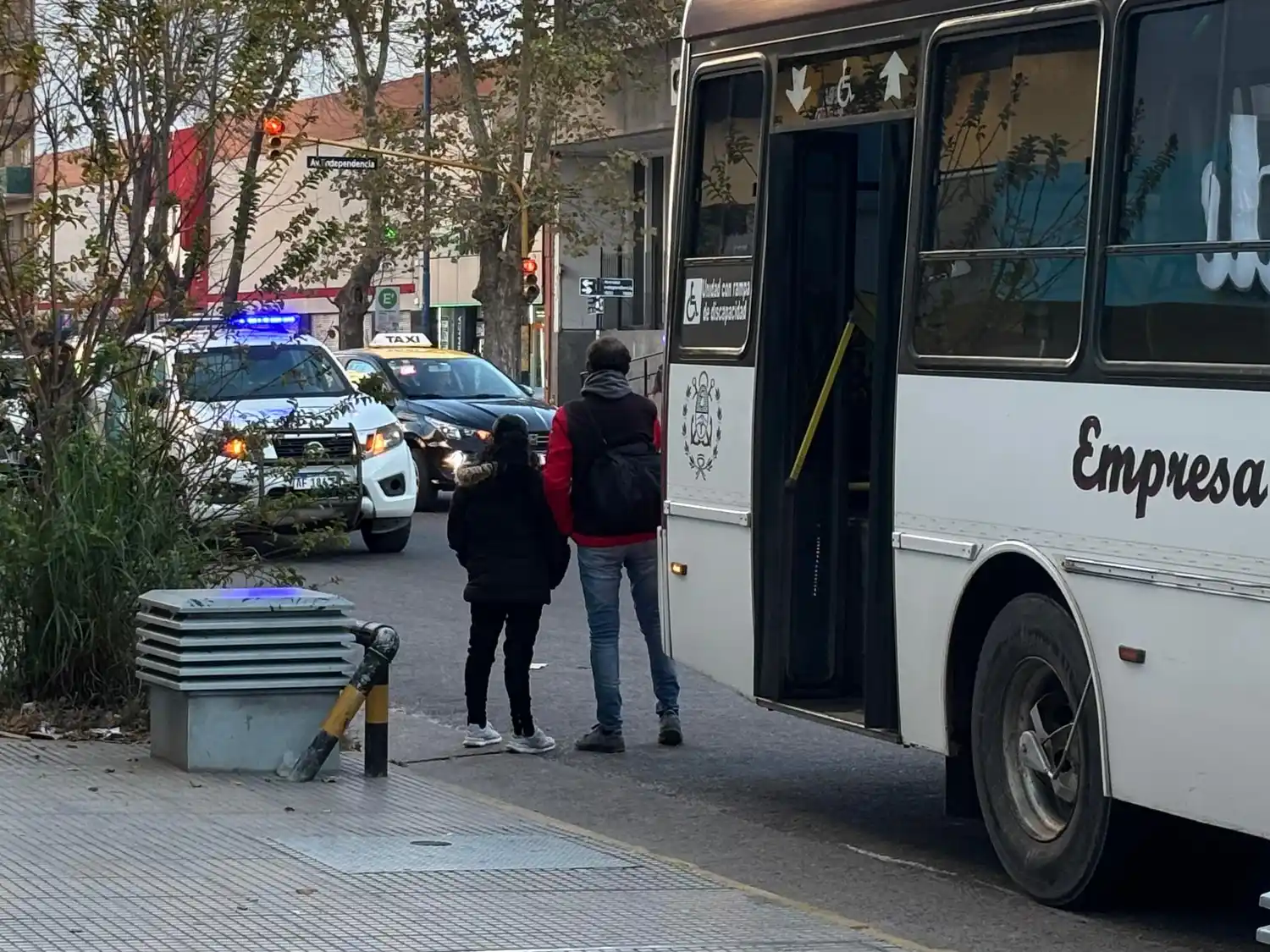 Susto en el centro: un colectivo de la línea 717 chocó a una moto