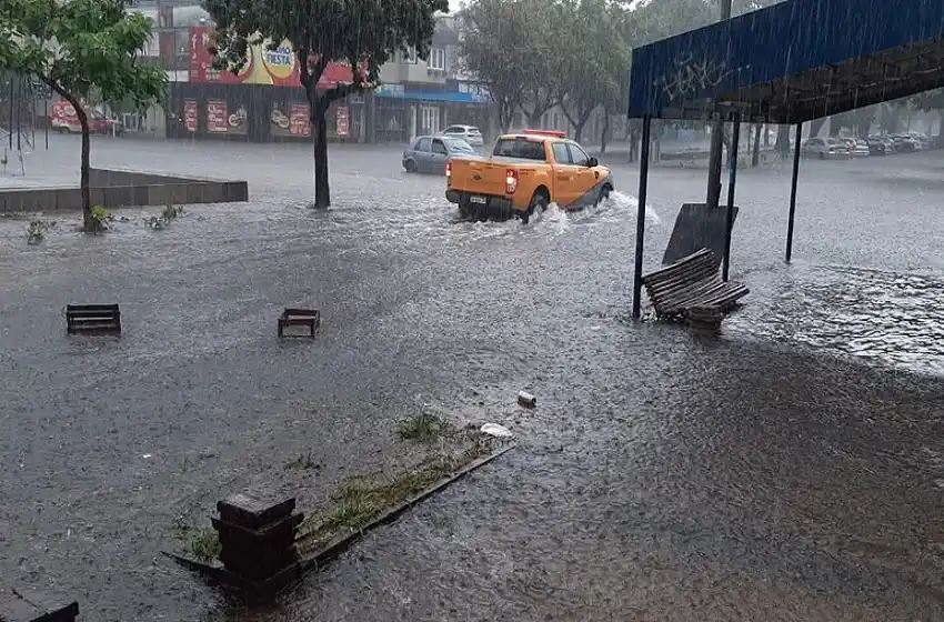 Evacuados, anegamientos y cortes de luz en Santa Fe a causa de intensas lluvias