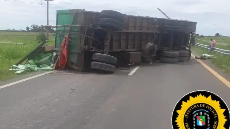 Un camión volcó su acoplado sobre ruta 18, afortunadamente sin heridos