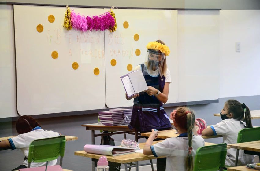 Trotta adelantó una «presencialidad administrada» que busca bajar circulación en las escuelas