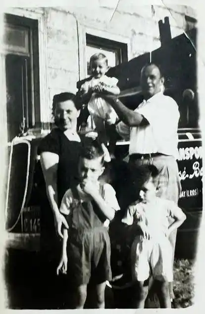 Don José Bogdan junto a su esposa y tres de sus hijos-