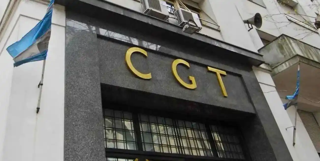 El líder de Camioneros, que presentó a Argüello como representante de su sindicato en el triunvirato de la Confederación General del Trabajo de la República Argentina.