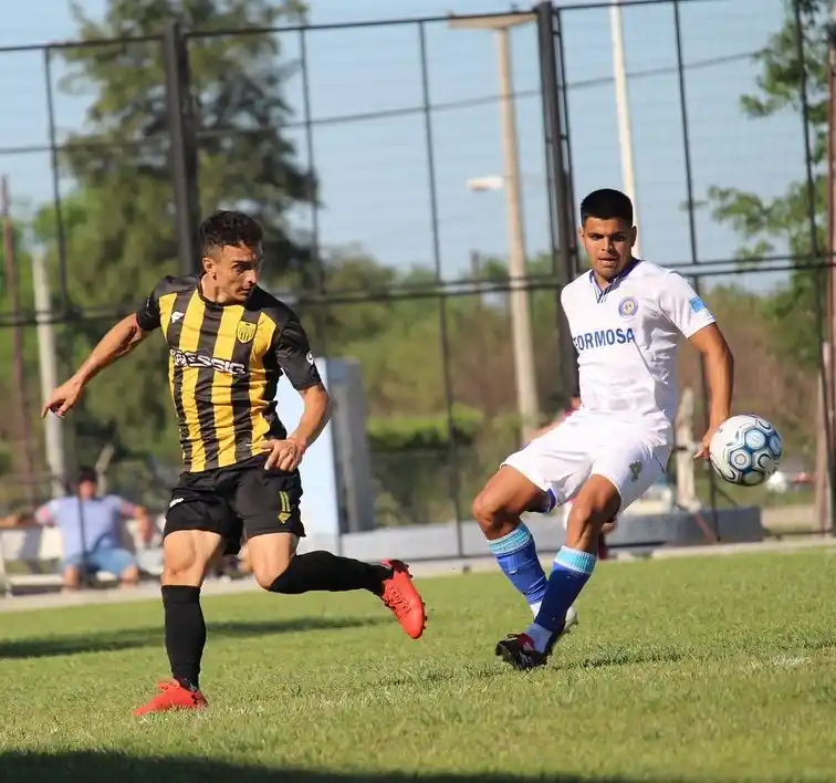 FOTO PRENSA SOL DE AMÉRICA Dezi y Rojas, en el partido de ida entre Santamarina y Sol de América.