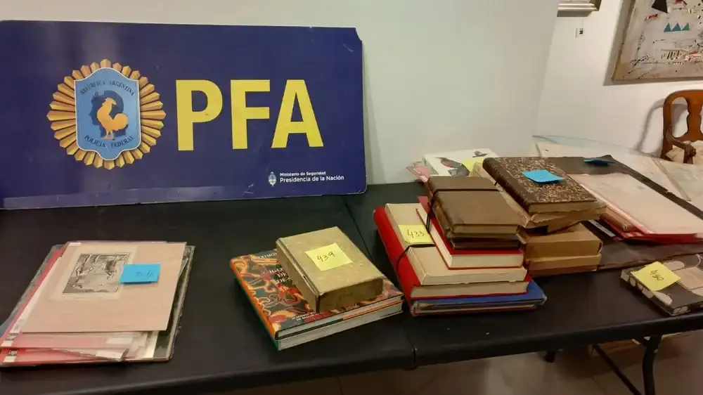 La Policía Federal Argentina recuperó más de 200 documentos históricos. Gentileza: Ministerio de Seguridad Nacional.