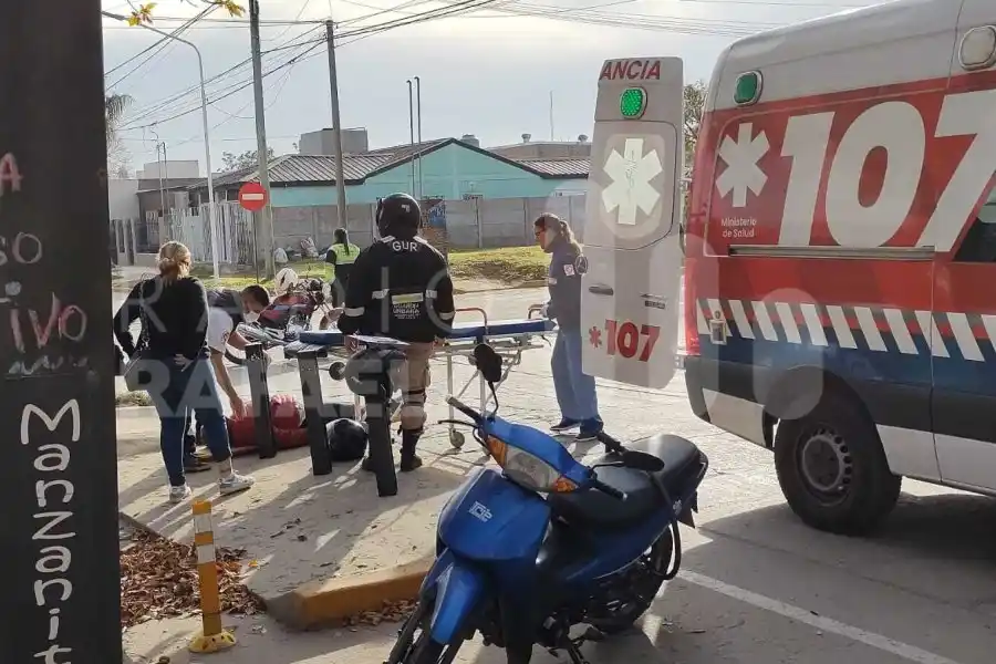 Una motociclista tuvo que ser traslada al nosocomio local tras un motoderrape en barrio Italia