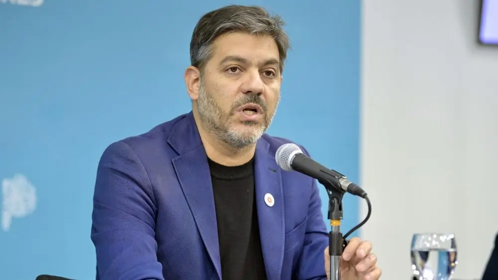 El ministro de Gobierno, Carlos Bianco, en conferencia de prensa.