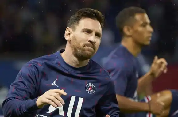 ¿Se encienden las alarmas en la Selección?: Messi no fue convocado al partido por Champions por molestias en la rodilla