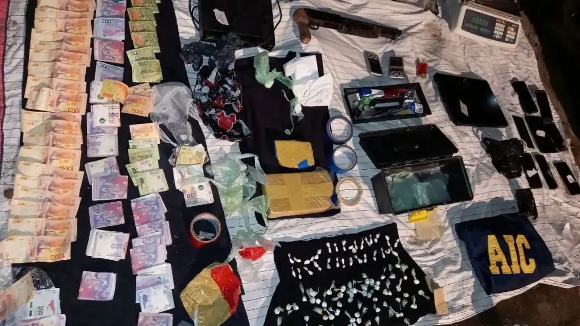 La Agencia de Investigación Criminal secuestró cocaína y armas en allanamientos en Funes