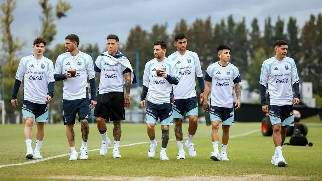 Álvarez, De Paul, Fernández, Messi, Romero, Molina y Almada