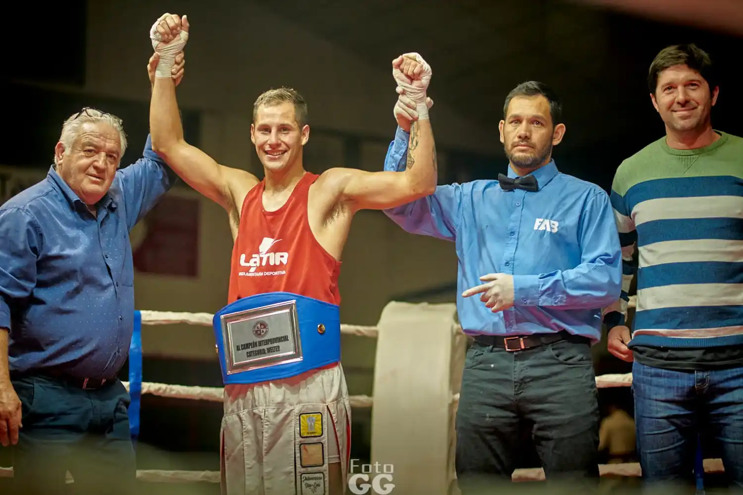 Matías Lavayen festeja su victoria, acompañado por Federico Martínez, de ANSES (Foto Gustavo Ganim)