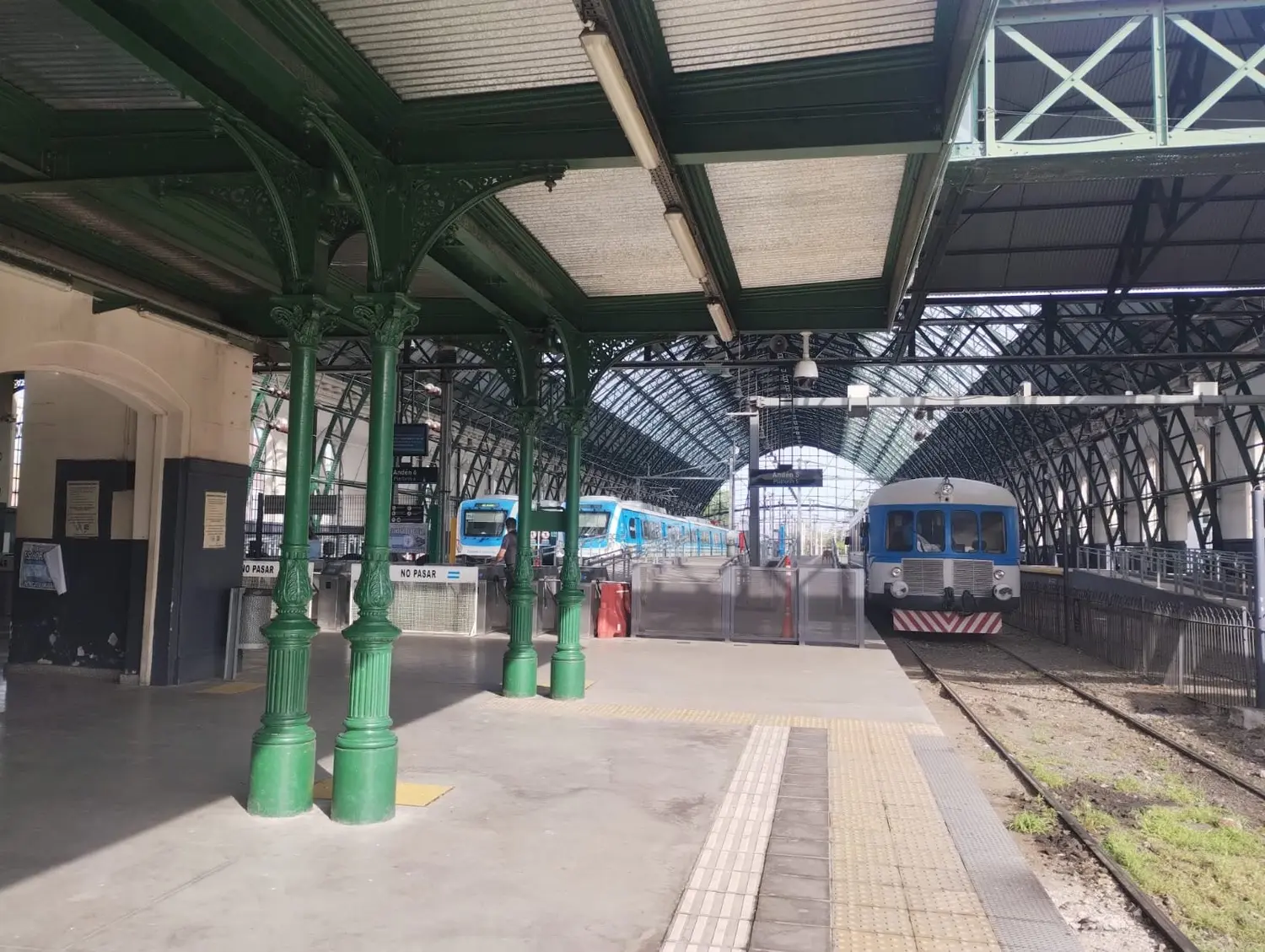 La estación de trenes de La Plata, vacía en medio del paro.