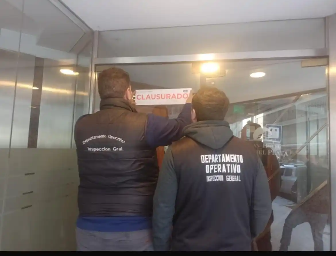 El hotel ubicado en pleno centro fue clausurado por deficiencias de seguridad e higiene.