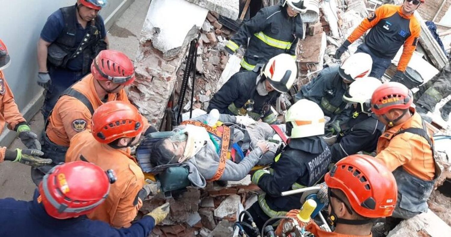 Bomberos de la Ciudad y personal del SAME trabajaron en el lugar.