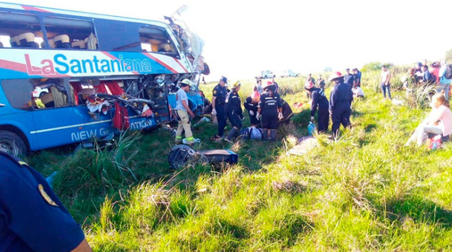 Cinco muertos y decenas de heridos al chocar un micro y un camión en la ruta 14