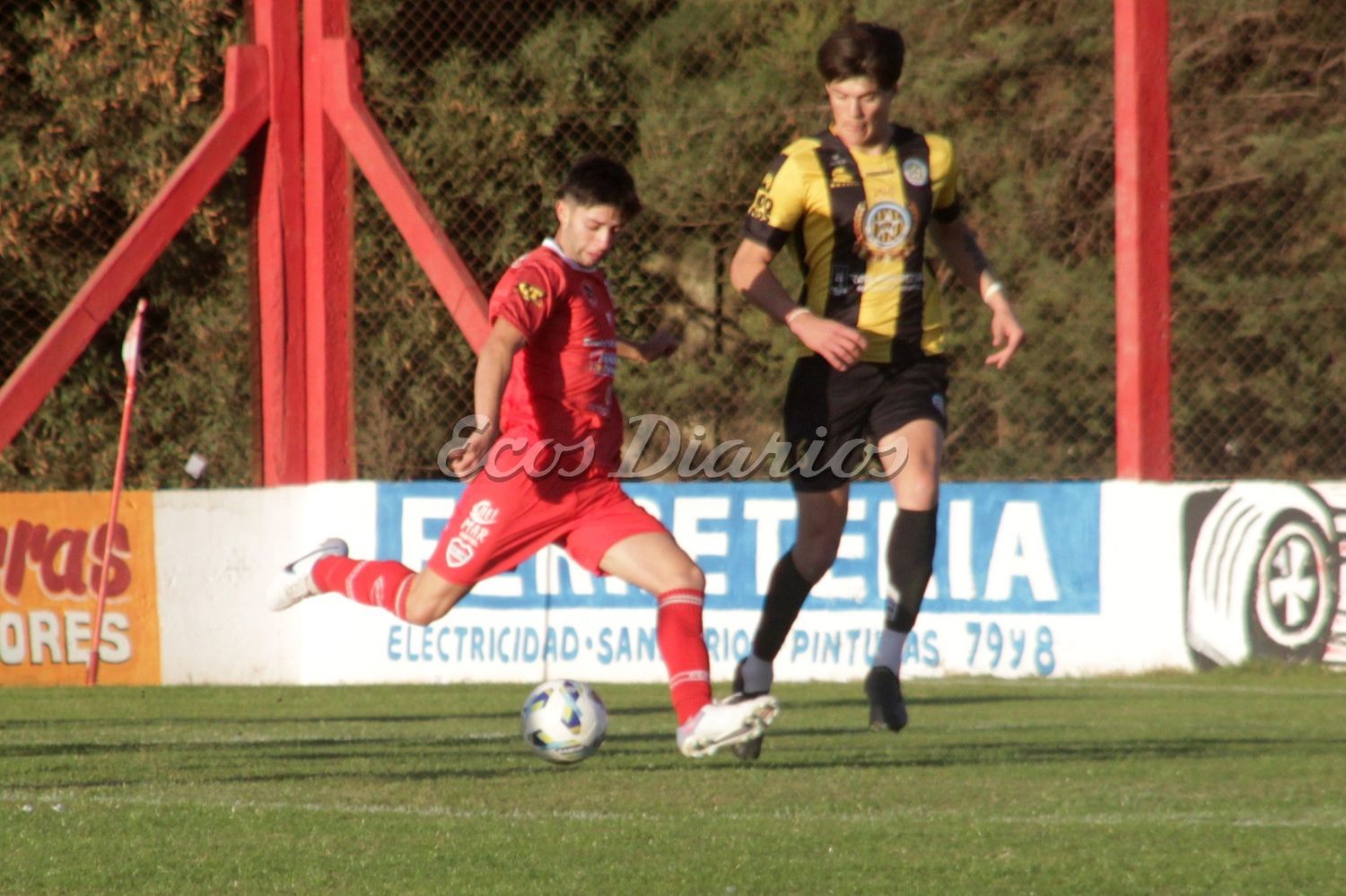 Remate desde afuera del área grande del delantero Mariano Villarreal