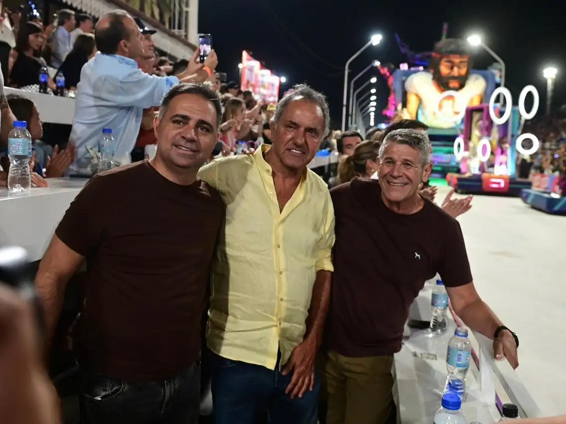 Scioli visitó Gualeguaychú y acompañó la sexta noche del Carnaval del País que convocó a más de 21 mil personas