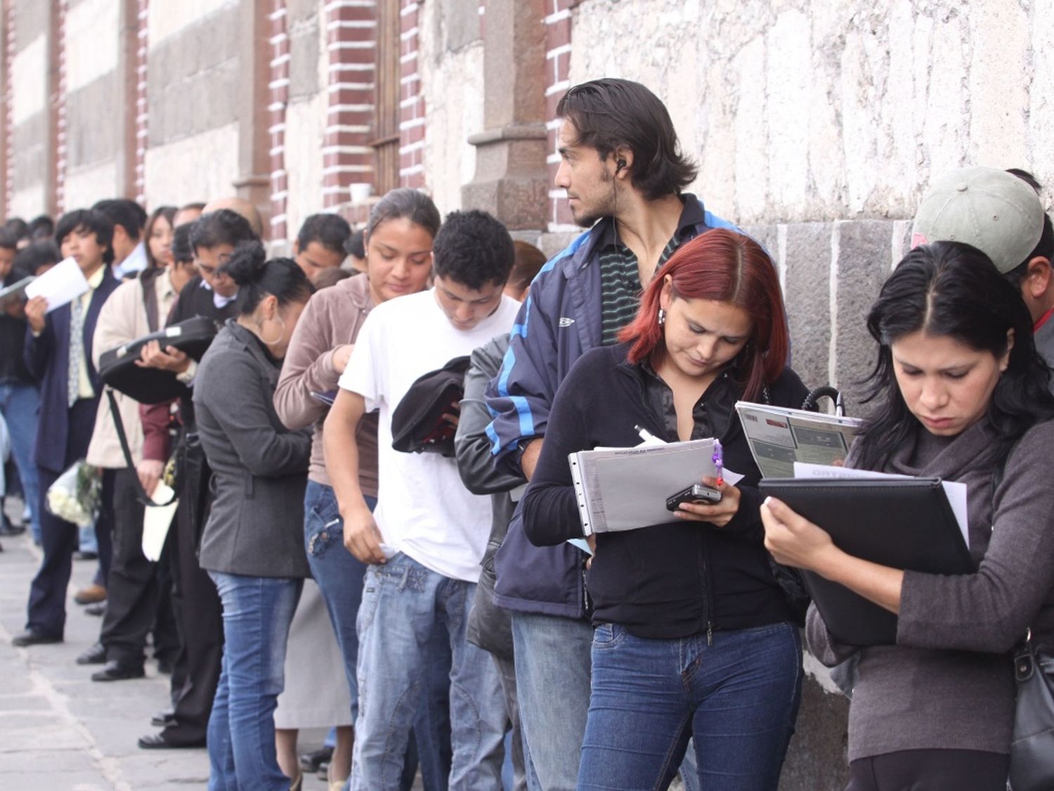 El desempleo llegó a 10,6% y afecta a más de dos millones de personas