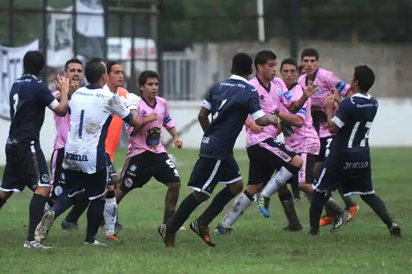 Copa Argentina: Video muestra como Fénix y Acasusso terminaron a las piñas