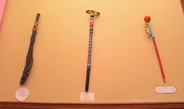 Presentan la muestra Bastones Intervenidos en Espacio del Arte