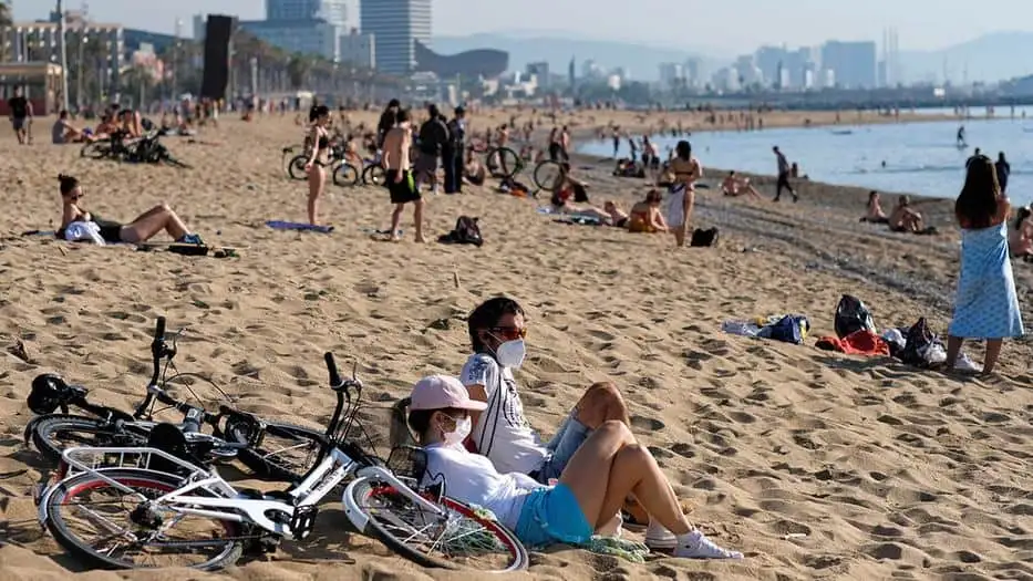 Drones, cámaras y franjas por edad: las playas españolas se adaptan al virus