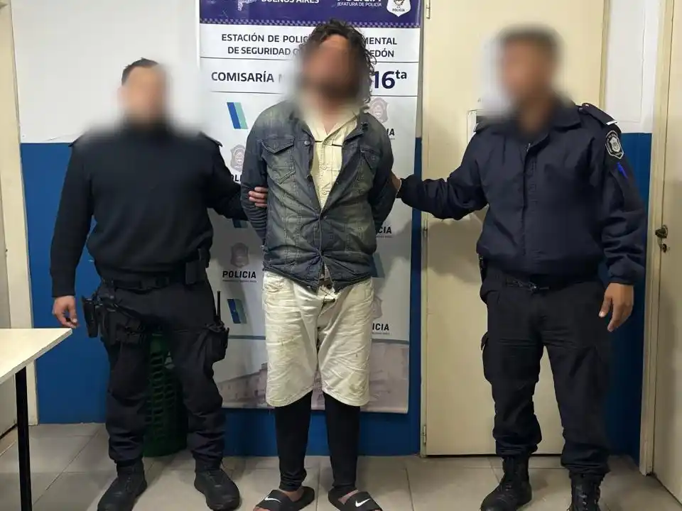 El delincuente se llevó auriculares, una cámara de fotos digital y una suma de 540.000 pesos.
