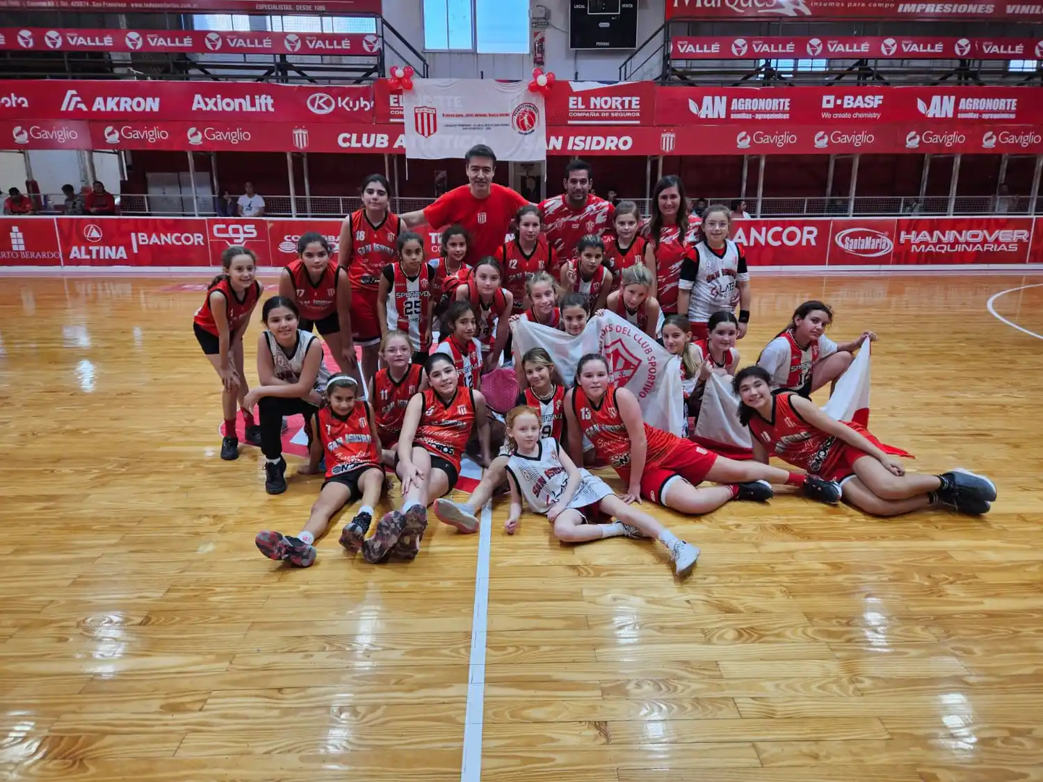 Diego Favot junto a sus dirigidas en el del Encuentro de Minibasquet Femenino “Amigas para Siempre”