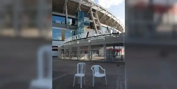 El misterio de las sillas blancas en frente del monumental: ¿Qué significan?