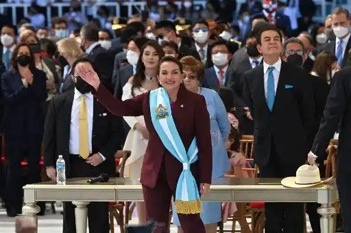 ¡DE PRIMERA DAMA A PRESIDENTA! Xiomara Castro jura como la primera mujer gobernante de Honduras