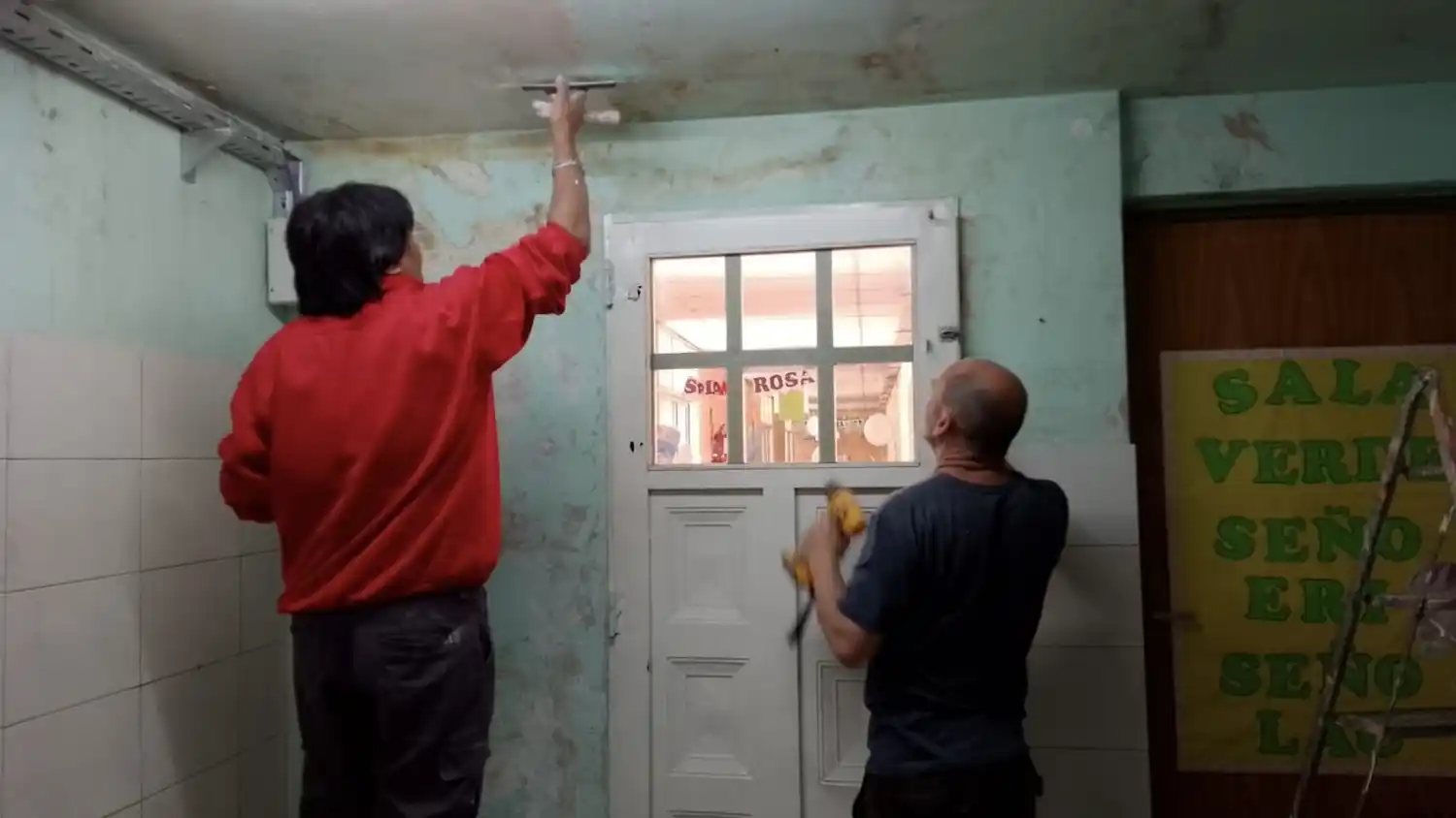 Familias que acompañan: padres del Jardín Maternal N°1 colaboran activamente en tareas de mejora edilicia de la institución.