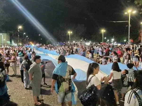 El alma no sabe de derrotas y el festejo en las calles fue la muestra de eso