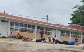 Terror en un centro electoral en Oaxaca, México: pistoleros roban material electoral