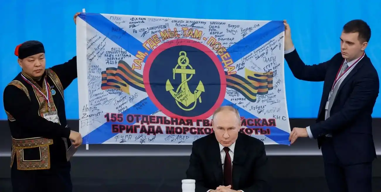 Imagen de Vladimir Putin durante la conferencia realizada este jueves. Detrás suyo, una bandera de la 155ª Brigada de Infantería de Marina. Reuters