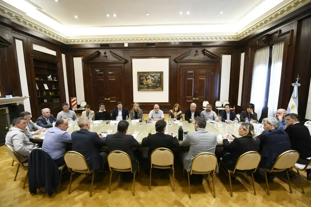 Un grupo de intendentes junto al gobernador bonaerense Axel Kicillof.