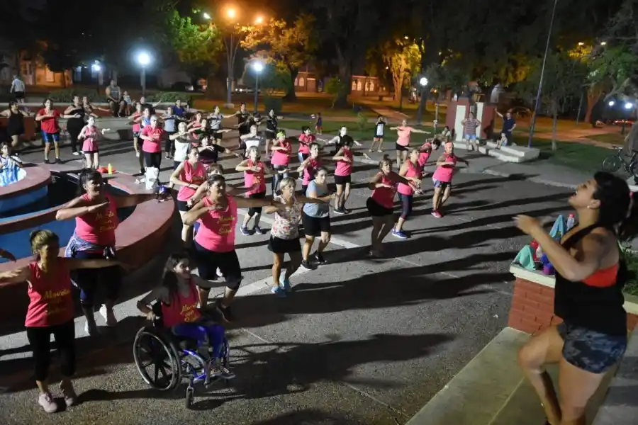 El Villa Rosas disfruta del verano con las clases de zumba