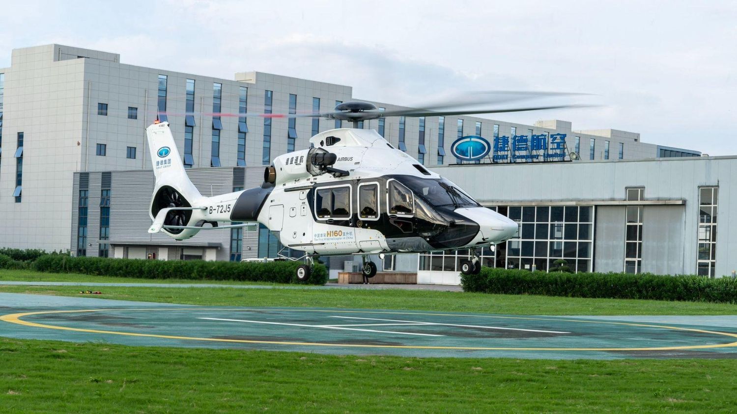 Airbus entrega a GDAT el primer H160 chino, parte de un pedido de 50 helicópteros.