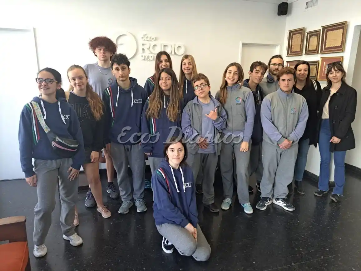 Visita guiada. Los estudiantes junto a sus docentes en Ecos Diarios