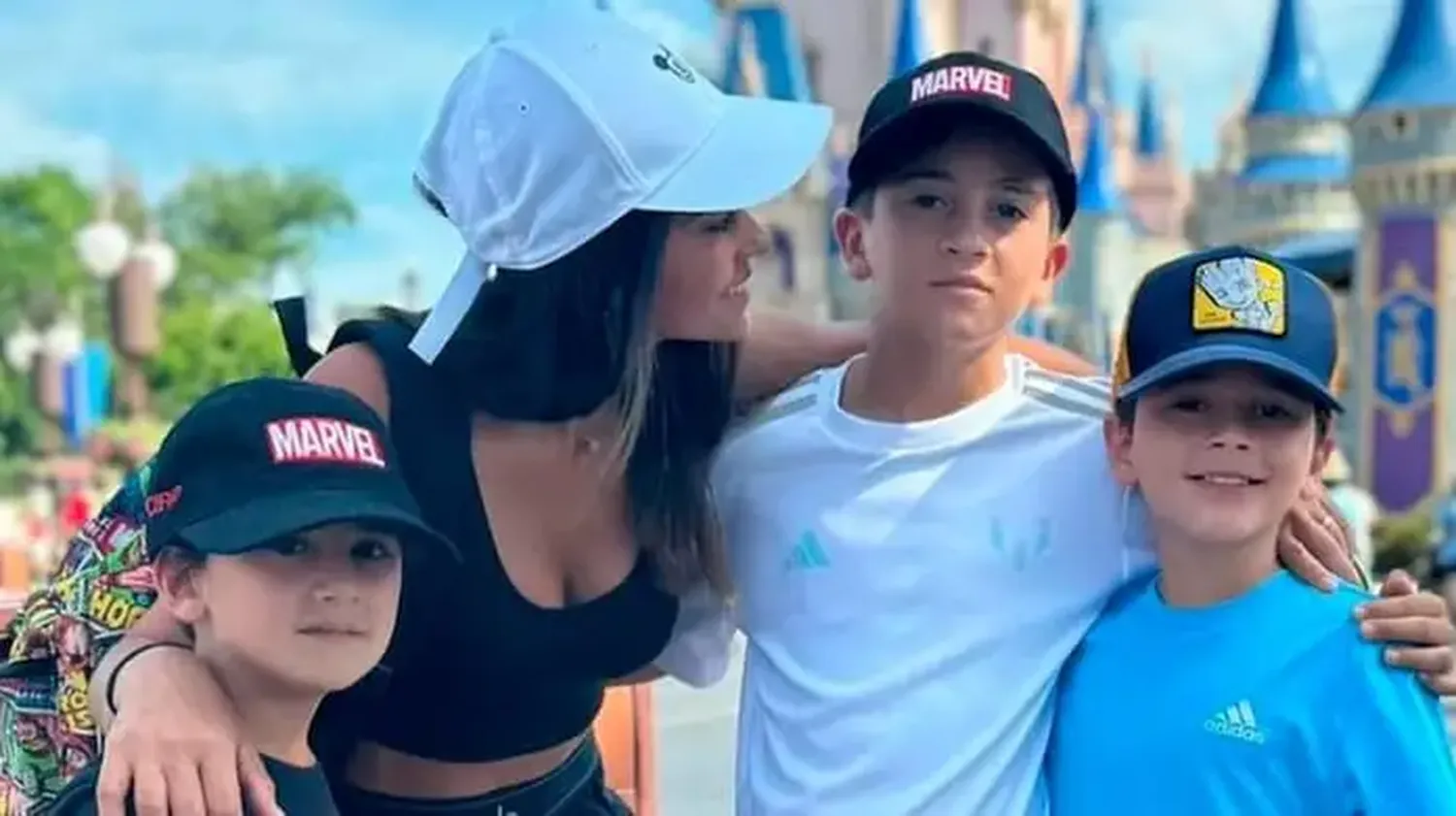 Antonela Roccuzzo viajó con sus hijos a Disney