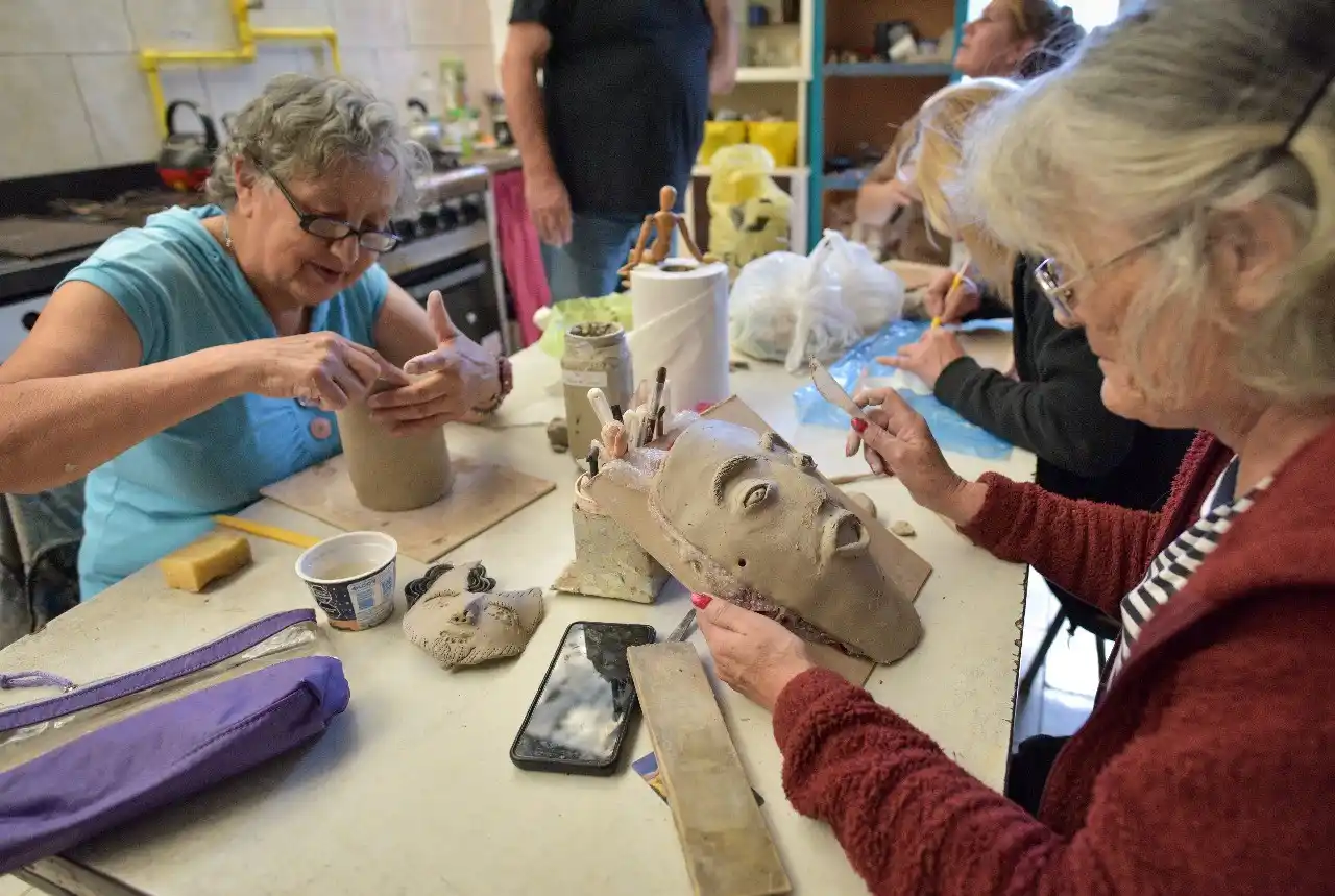 Las propuestas incluyen talleres de teatro comunitario, cerámica, danza, arte textil, expresión corporal y producción clown.
