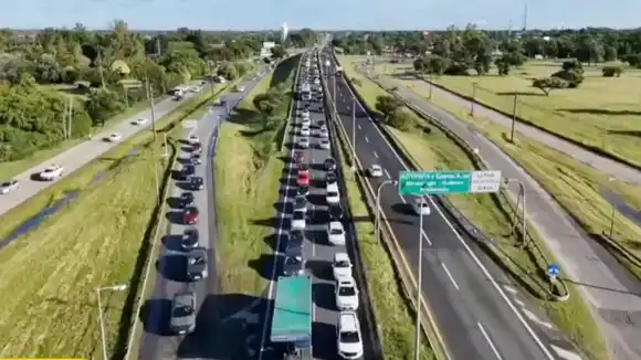 Accidente y caos en la Ruta 2: más de 18 km de cola rumbo a la Costa en pleno fin de semana largo