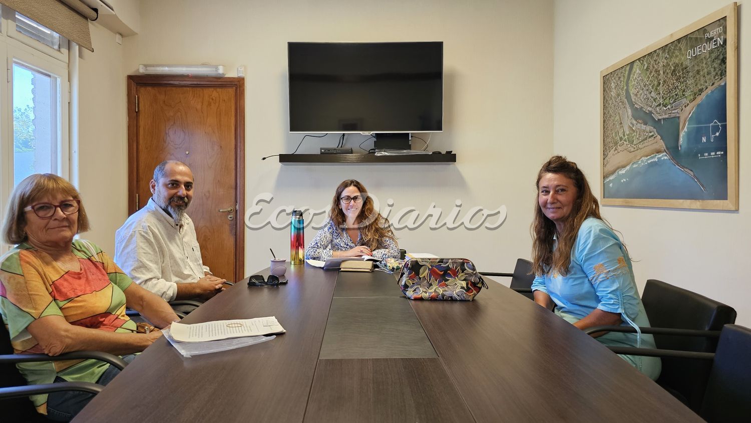 Jimena López, dialogó con Luciano Cardoni, acompañado por un grupo de vecinos de Quequén.
