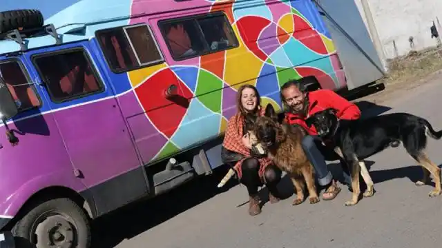 En un motorhome con motor de Falcon recorren las rutas argentinas