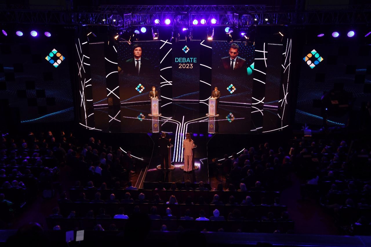 Massa y Milei cruzaron golpes en un picante debate presidencial