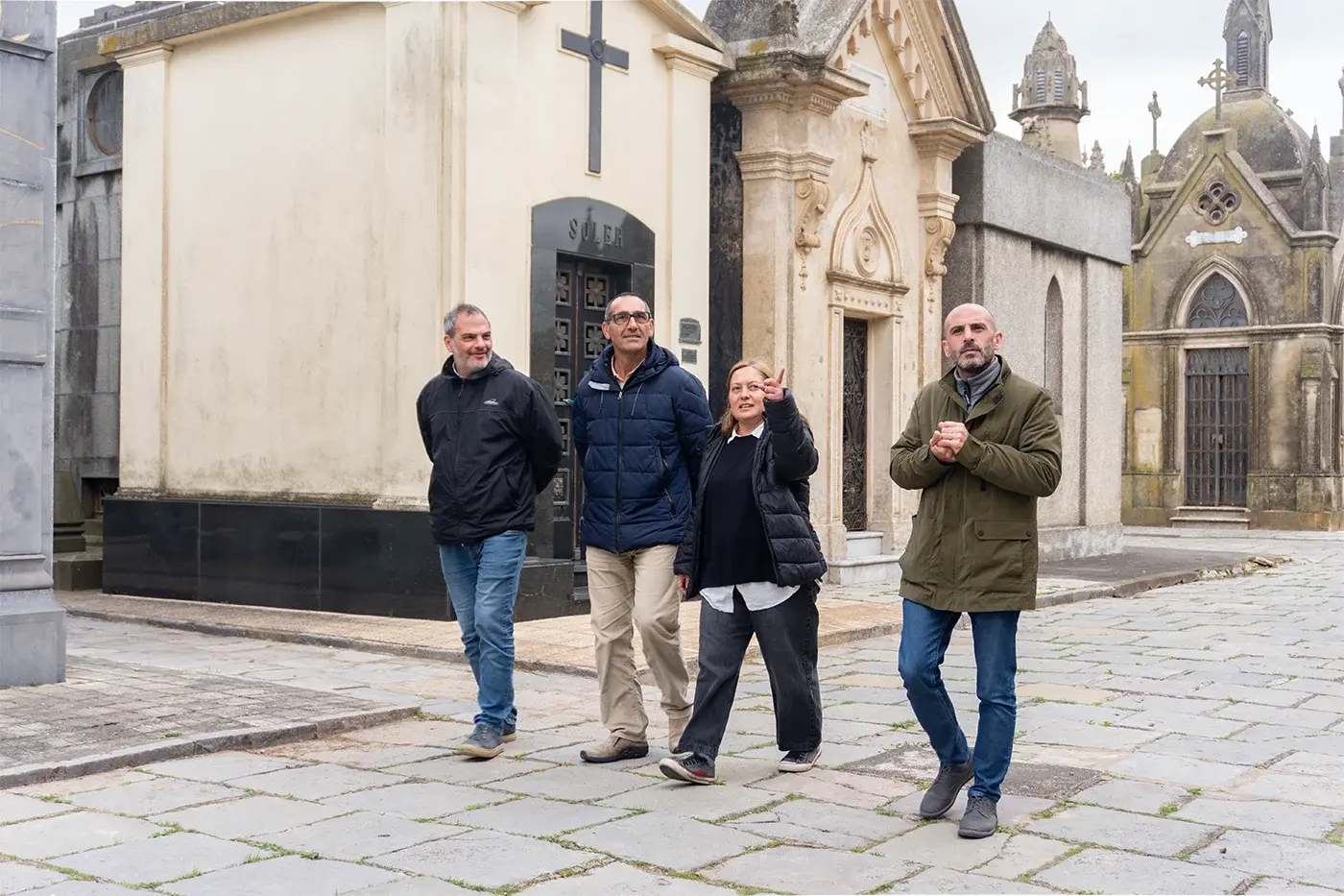 El intendente de Azul, Nelson Sombra, en las instalaciones del Cementerio Municipal