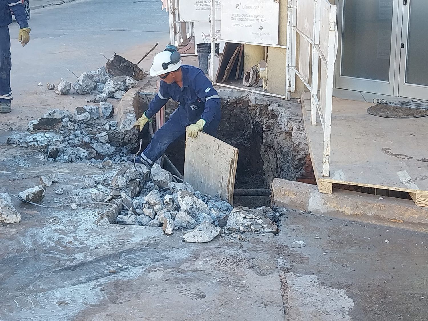Cambian caños de gas en 25 de Mayo y Ayacucho, tras detectar pérdida