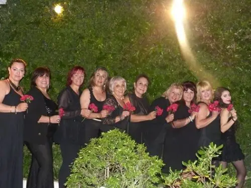 Gastronomía temática y show de “Mujeres Encantadoras”