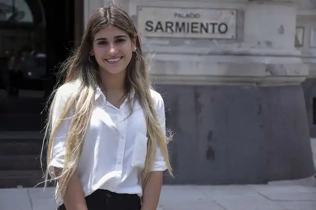 Agustina, la joven de Luis Guillón con asistencia perfecta en jardín, primario y secundario