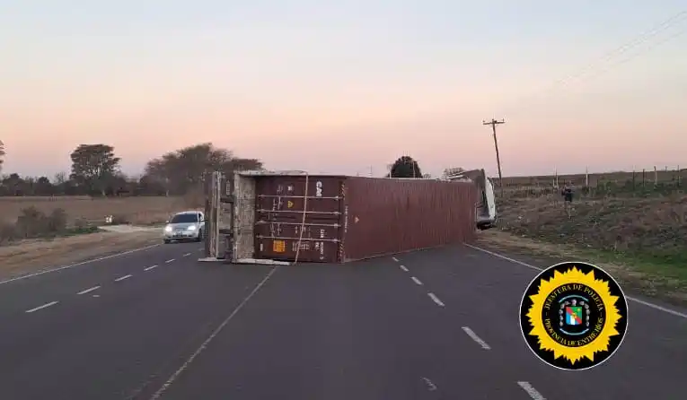 Accidente en Ruta Provincial Nº11: camión volcó tras impactar con un pozo en el asfalto